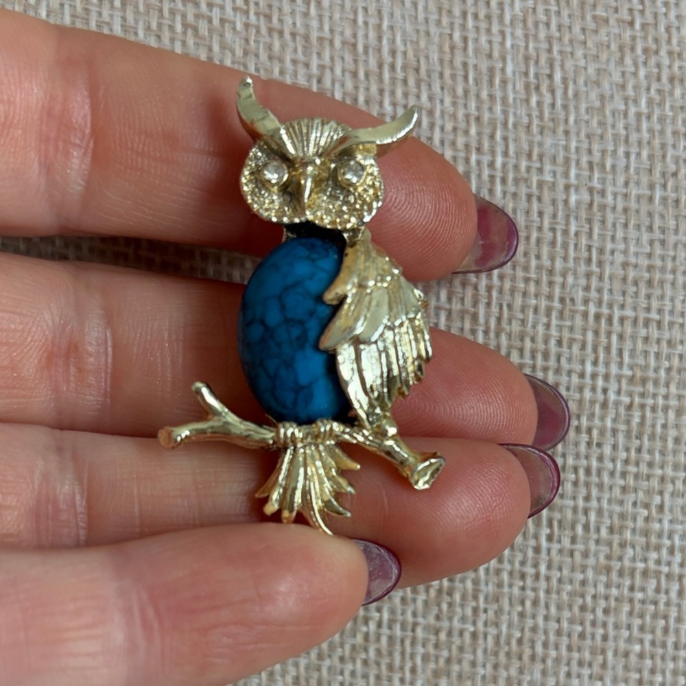 Gerry’s Blue Faux Turquoise Cabochon Jelly belly Vintage Owl Brooch